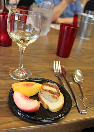 Pan-seared scallops served with freshly picked white and yellow peaches and Montelle's 2009 Seyval Blanc.